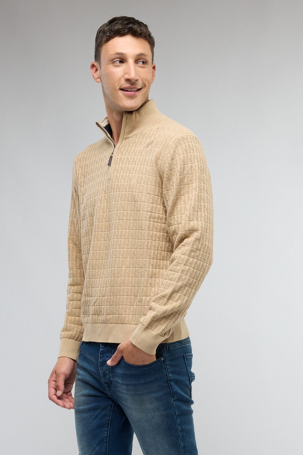 סריג עם רוכסן בצווארון ולוגו נאוטיקה לגבר