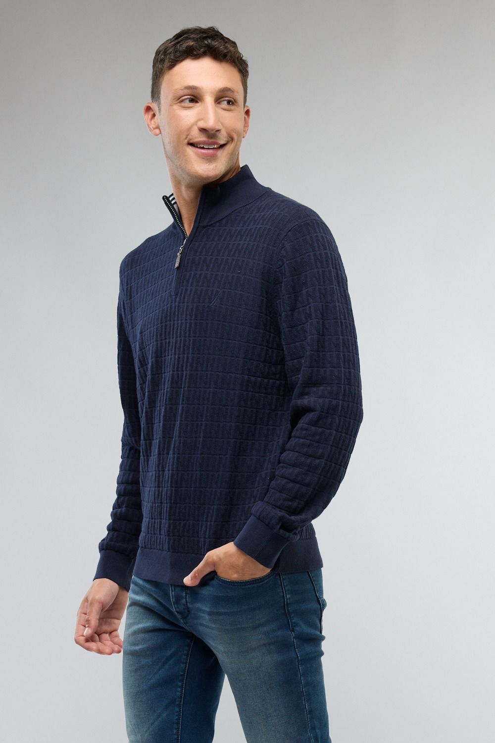 סריג עם רוכסן בצווארון ולוגו נאוטיקה לגבר