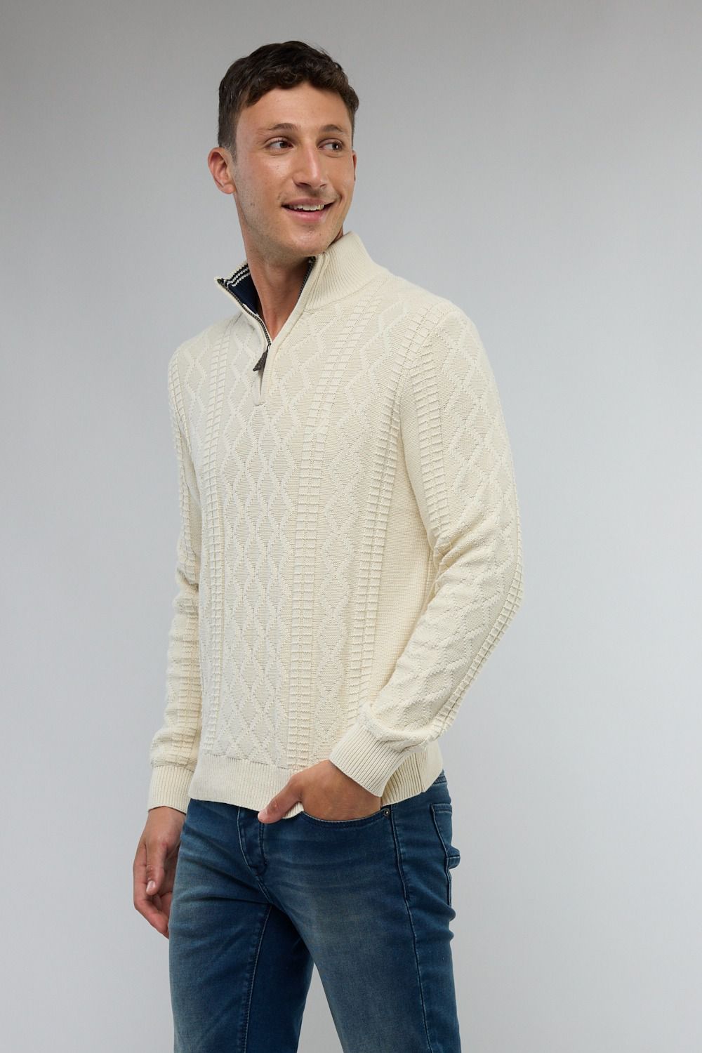 סריג איכותי מעוצב עם רוכסן בצווארון ולוגו נאוטיקה לגבר