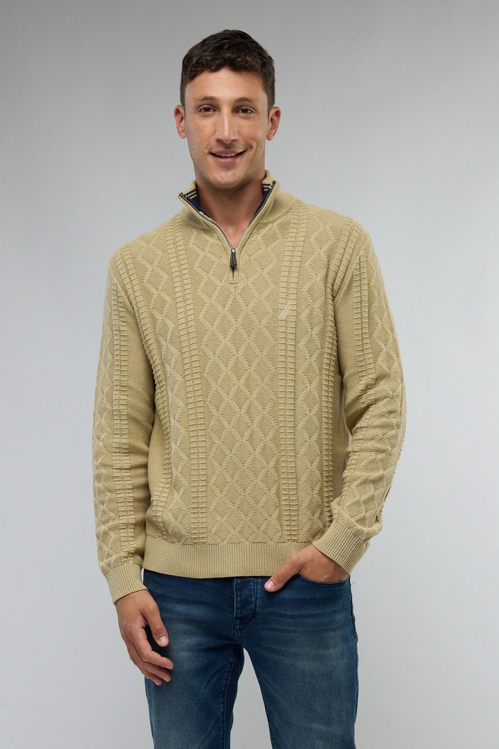 סריג איכותי מעוצב עם רוכסן בצווארון ולוגו נאוטיקה לגבר