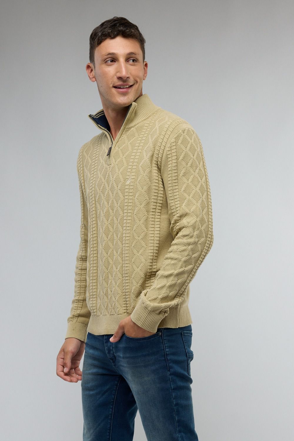 סריג איכותי מעוצב עם רוכסן בצווארון ולוגו נאוטיקה לגבר