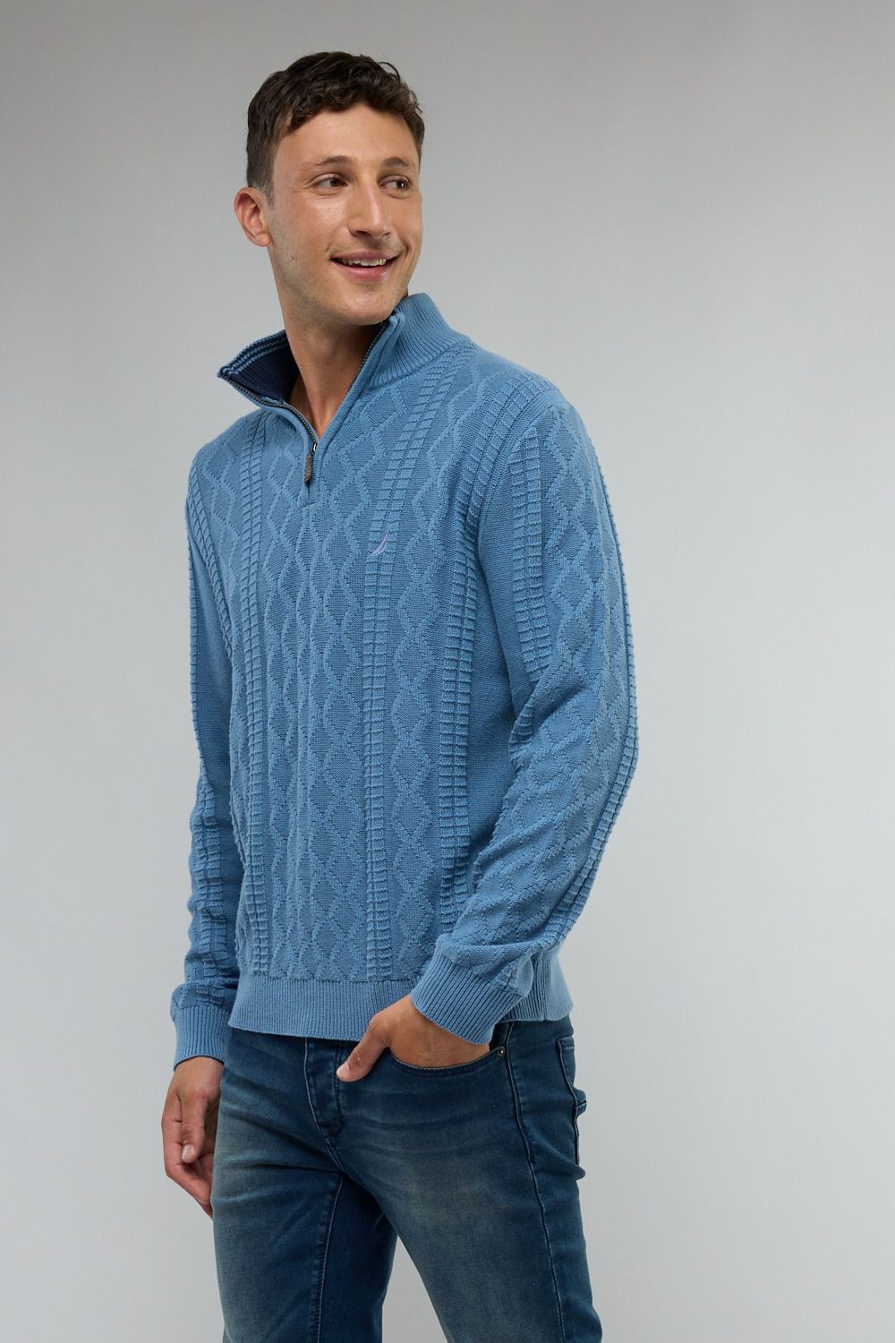 סריג איכותי מעוצב עם רוכסן בצווארון ולוגו נאוטיקה לגבר