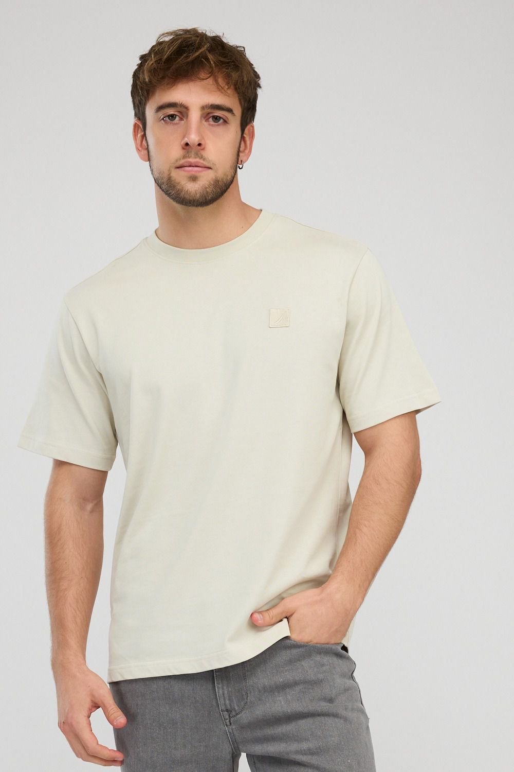 טי שירט קצרה לגברים עם צווארון עגול