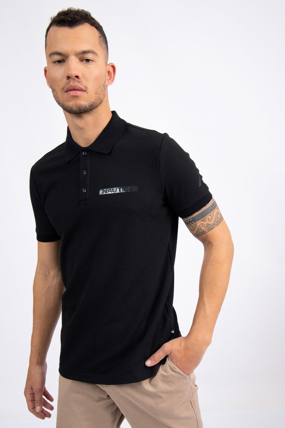 חולצת פולו עם לוגו בחזית