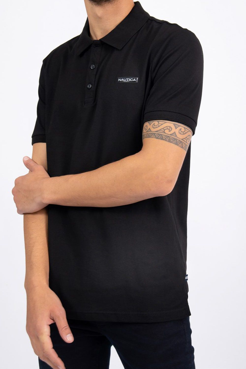 חולצת פולו עם לוגו במראה מבריק