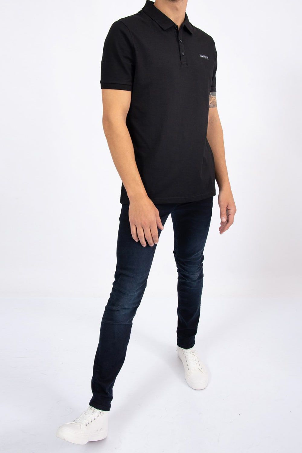 חולצת פולו עם לוגו במראה מבריק