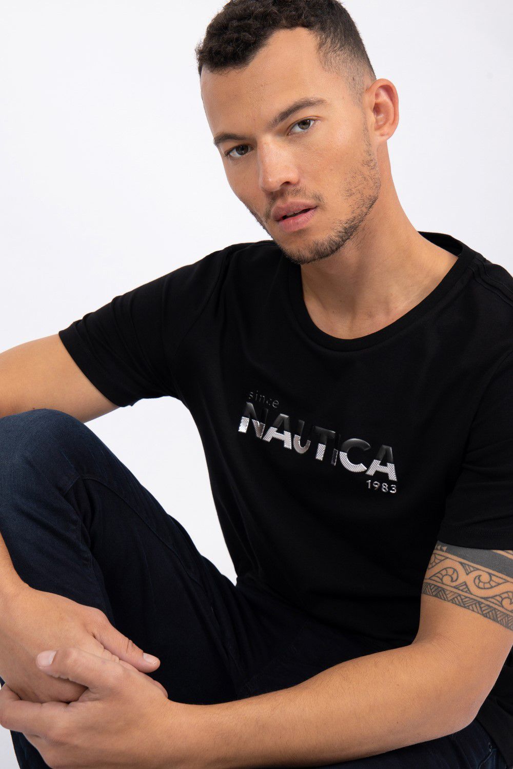 טי שירט עם רקמת לוגו בשילוב צבעים