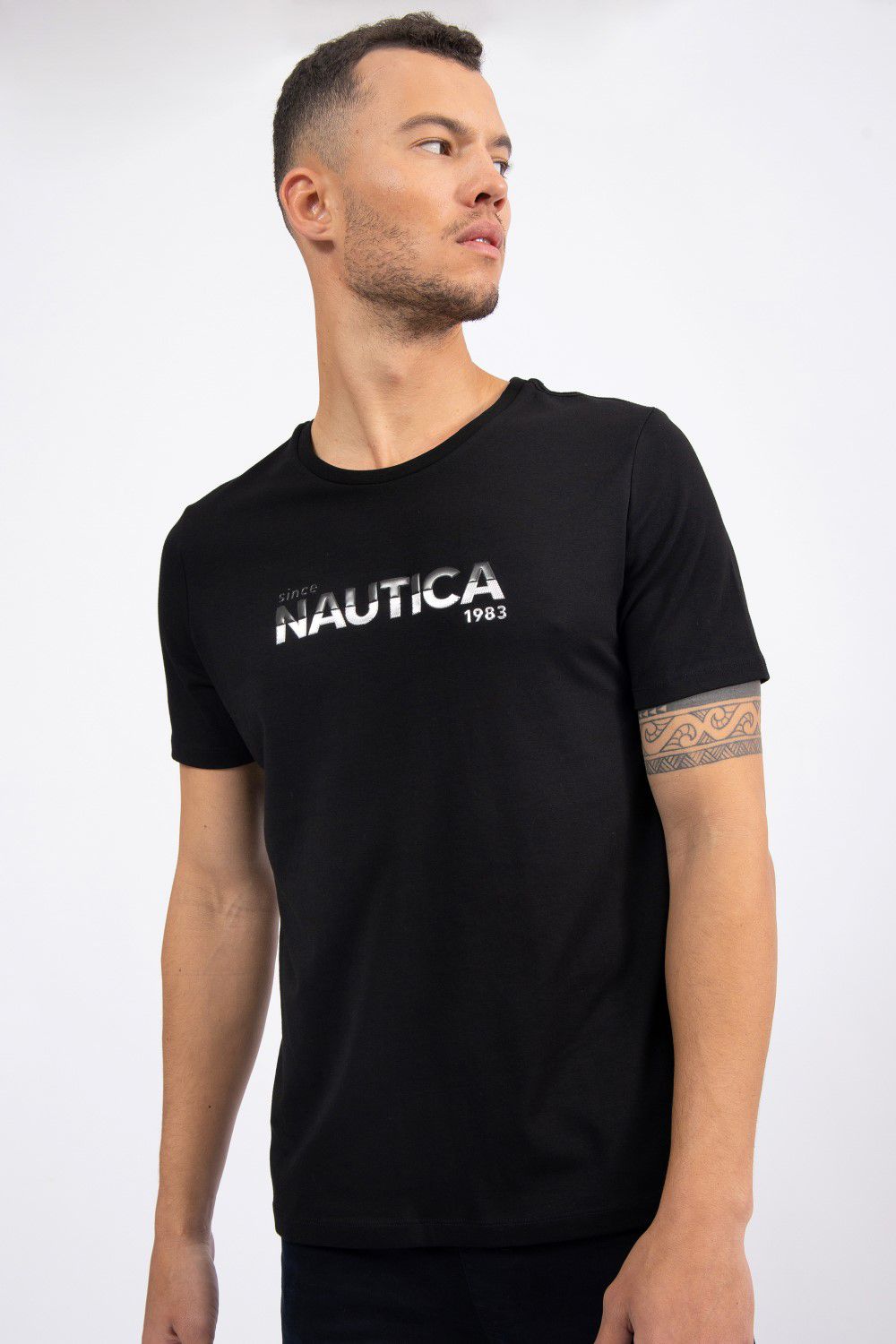 טי שירט עם רקמת לוגו בשילוב צבעים