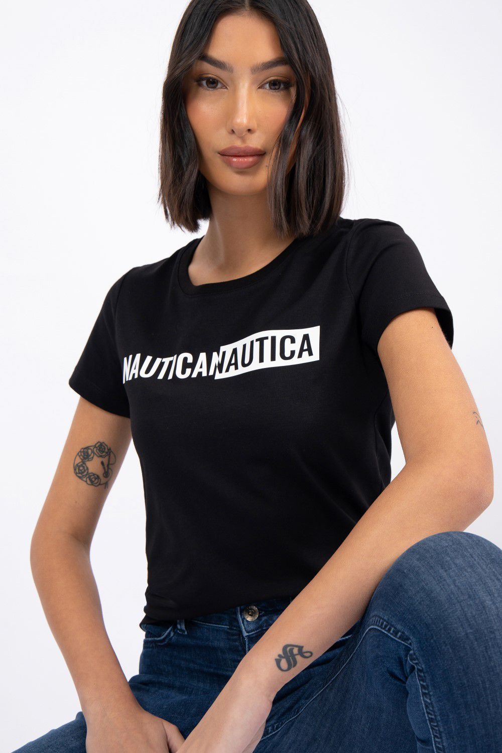 טי שירט עם לוגו נאוטיקה בחזית