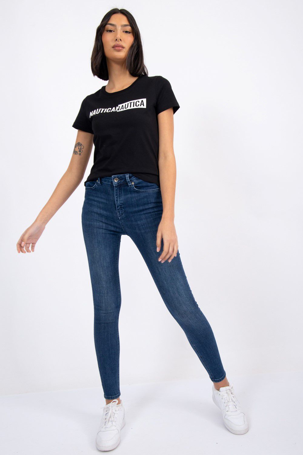 טי שירט עם לוגו נאוטיקה בחזית