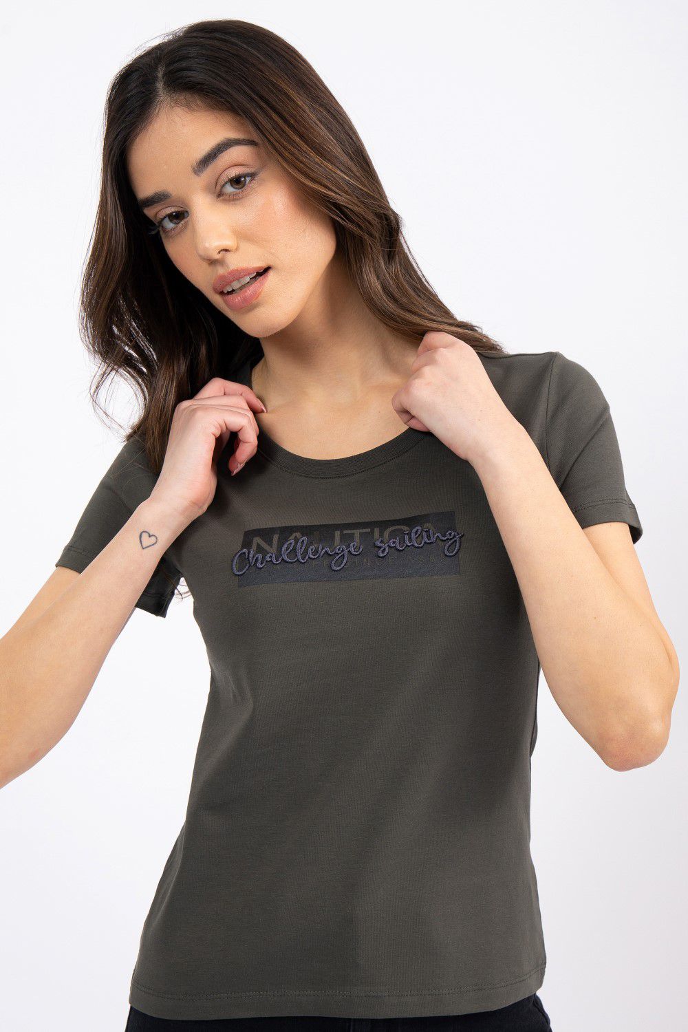 טי שירט בשילוב הדפס ורקמה