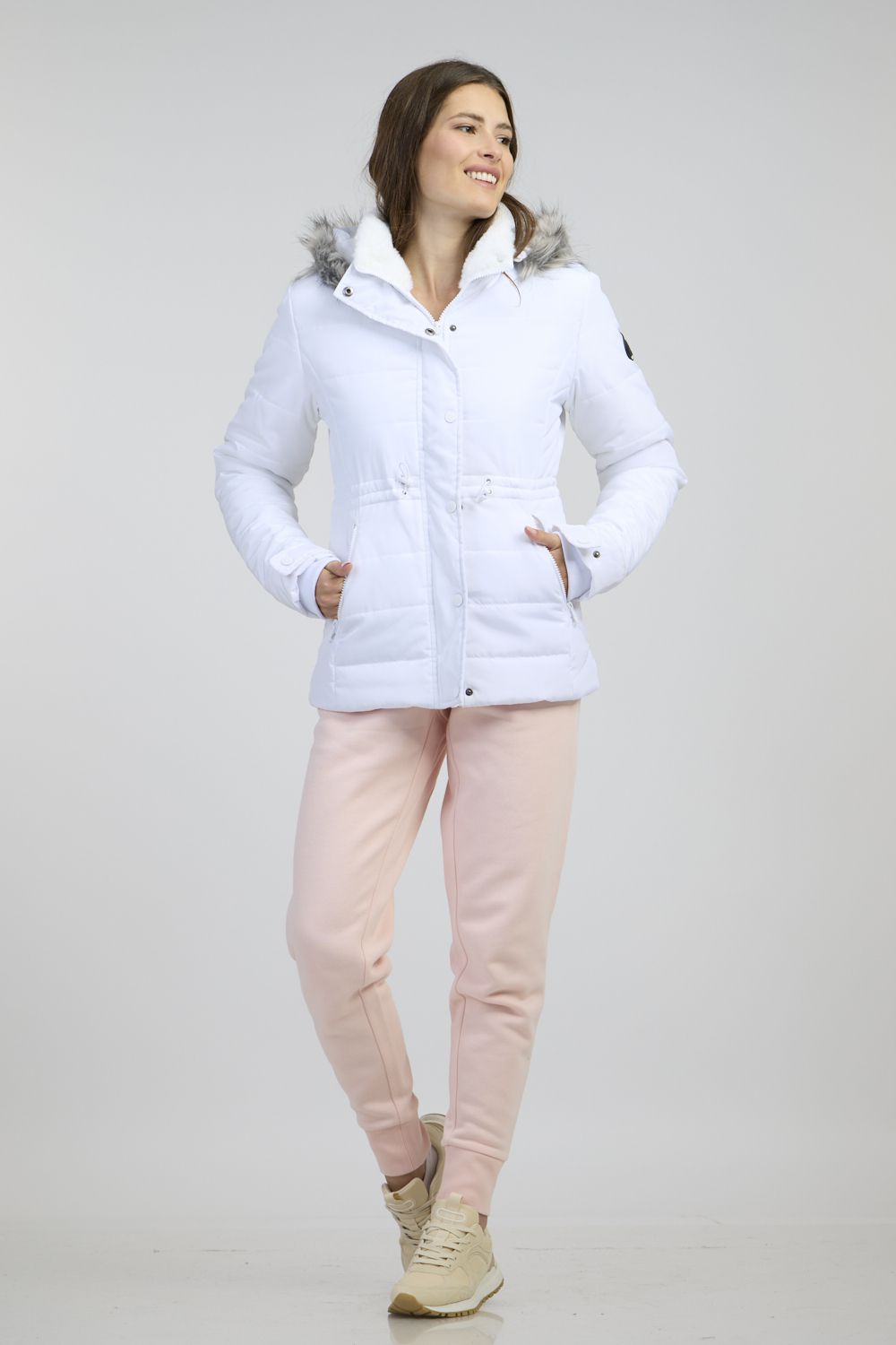 מעיל פוך עם כובע פרווה לאישה