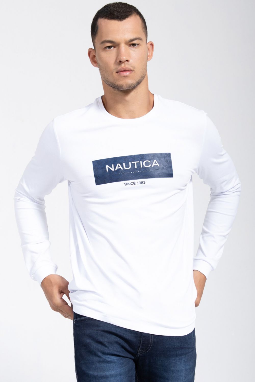 טי שירט עם אפליקציה בחזית וכיתוב NAUTICA
