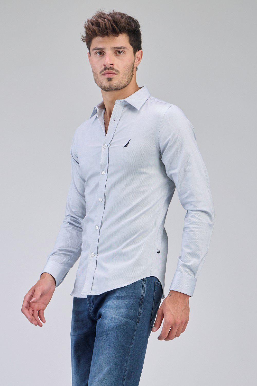 חולצה מכופתרת TAILORED FIT עם פסים דקים ולוגו