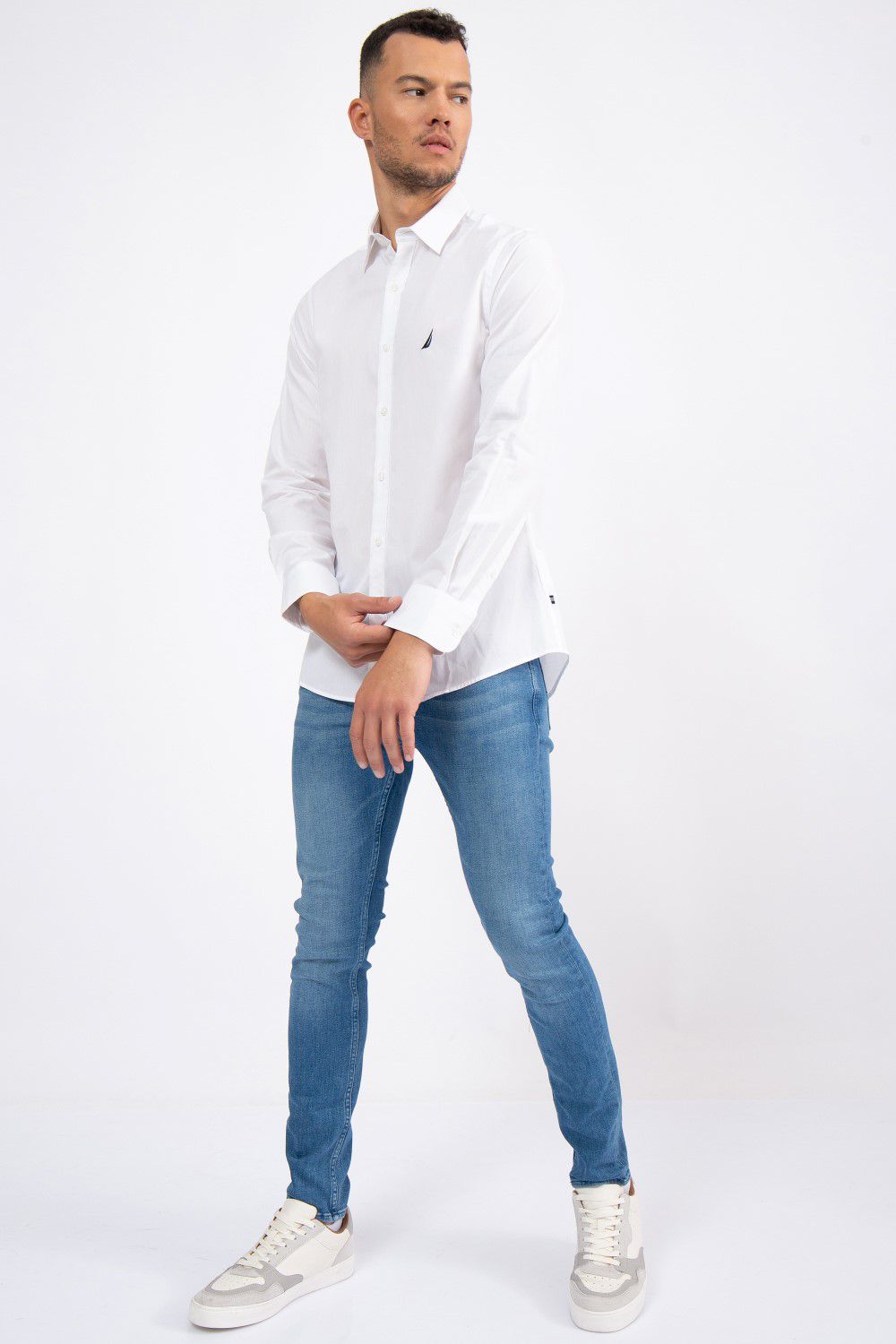 חולצה מכופתרת TAILORED FIT עם רקמת לוגו