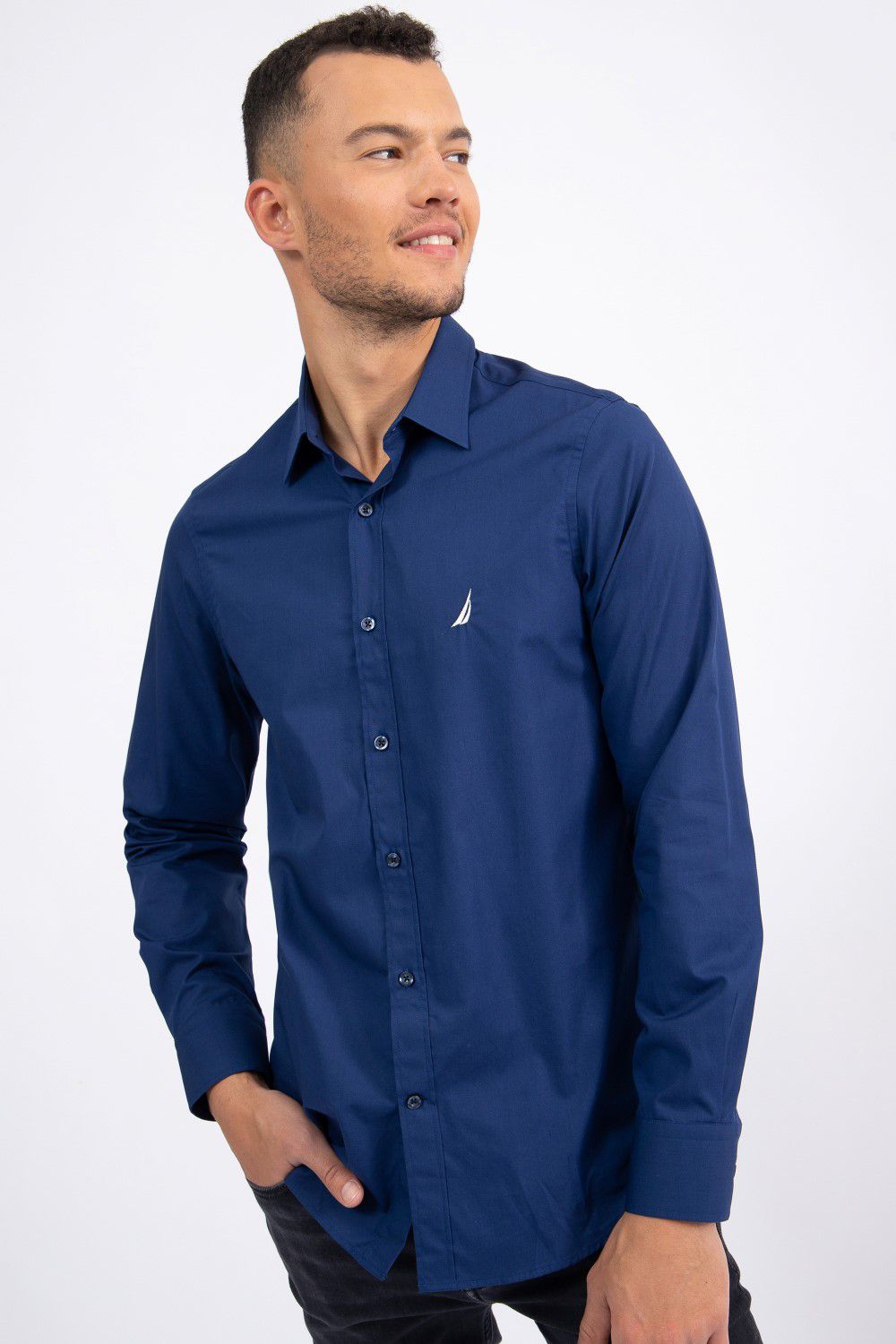 חולצה מכופתרת TAILORED FIT עם רקמת לוגו