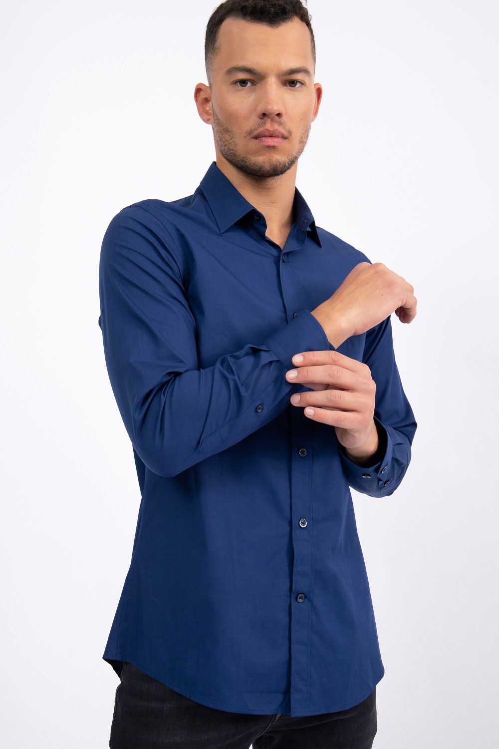 חולצה מכופתרת TAILORED FIT עם רקמת לוגו
