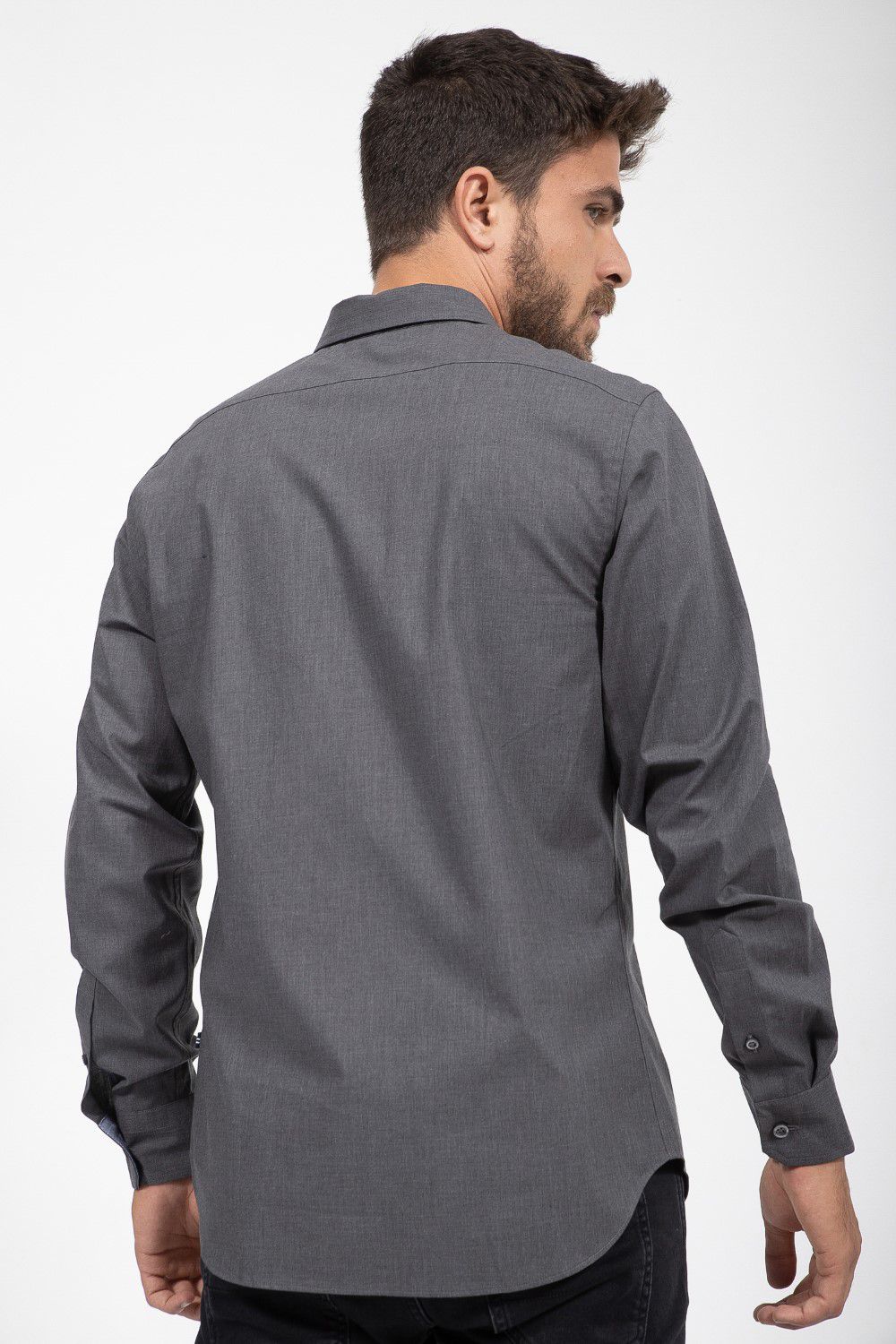 חולצה מכופתרת בגזרת TAILORED FIT עם רקמת לוגו
