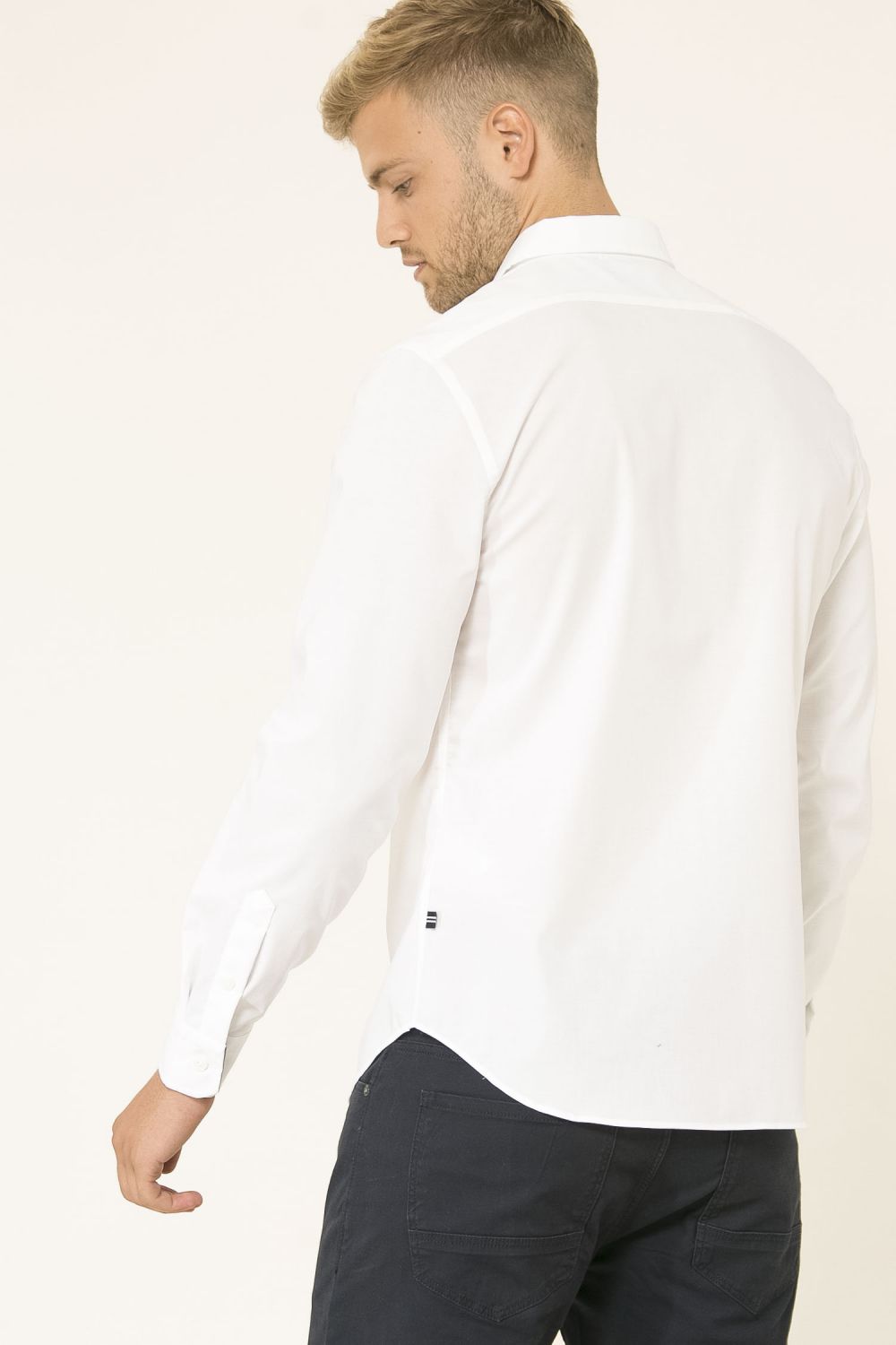 חולצה מכופתרת בגזרת TAILORED FIT עם רקמת לוגו