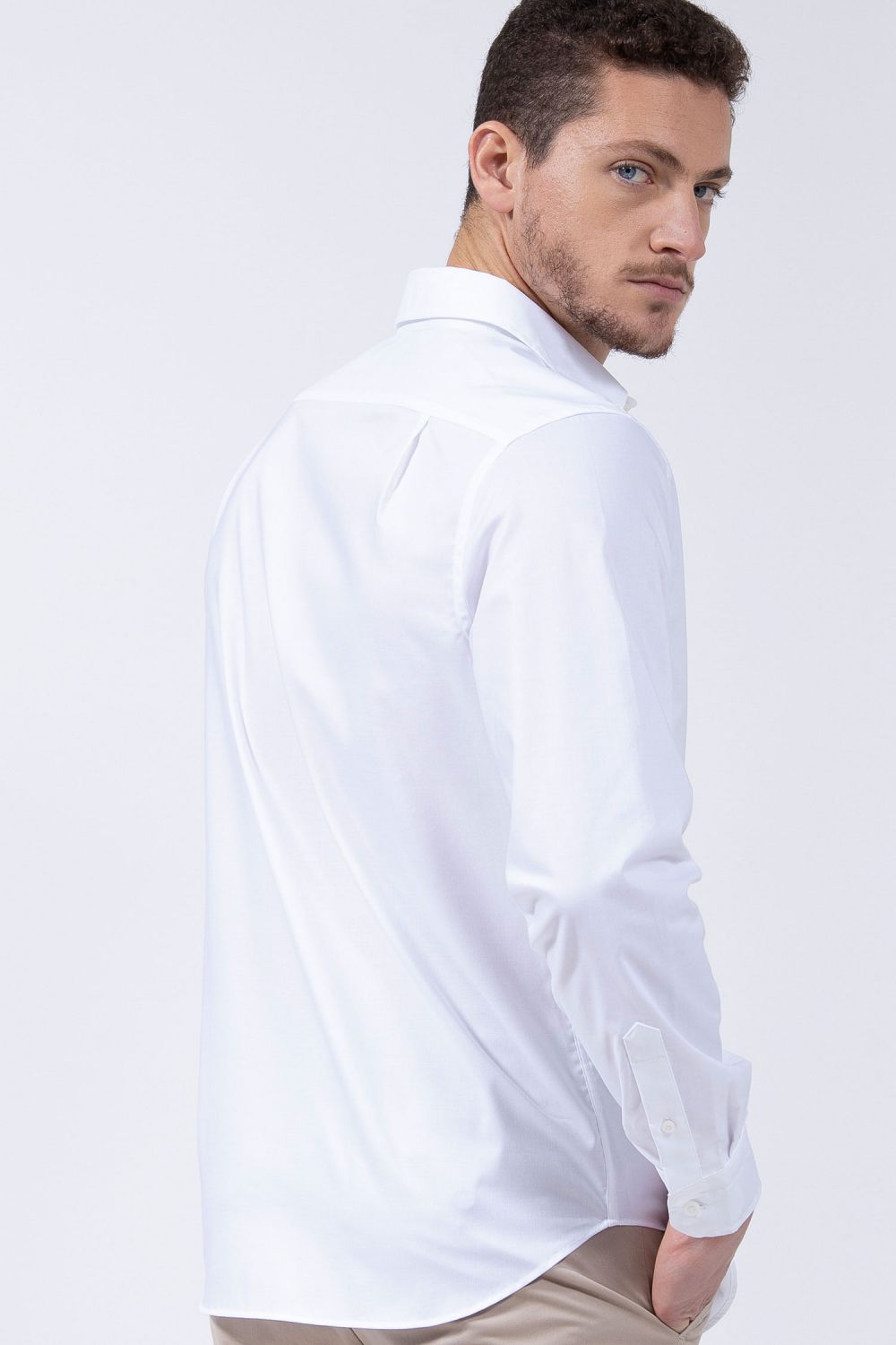 חולצה מכופתרת CLASSIC FIT סטרץ עם רקמת לוגו