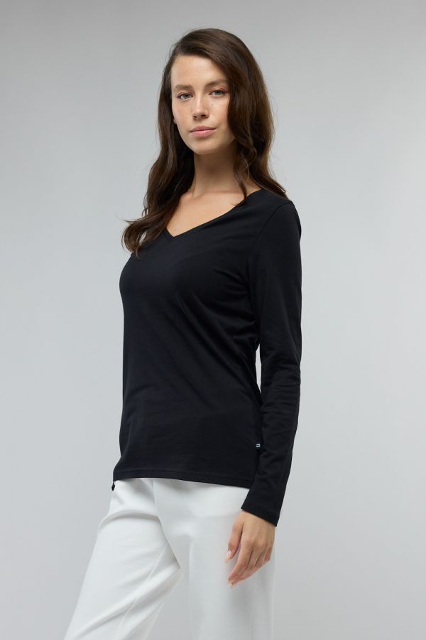 טי שירט צווארון V עם רקמת לוגו