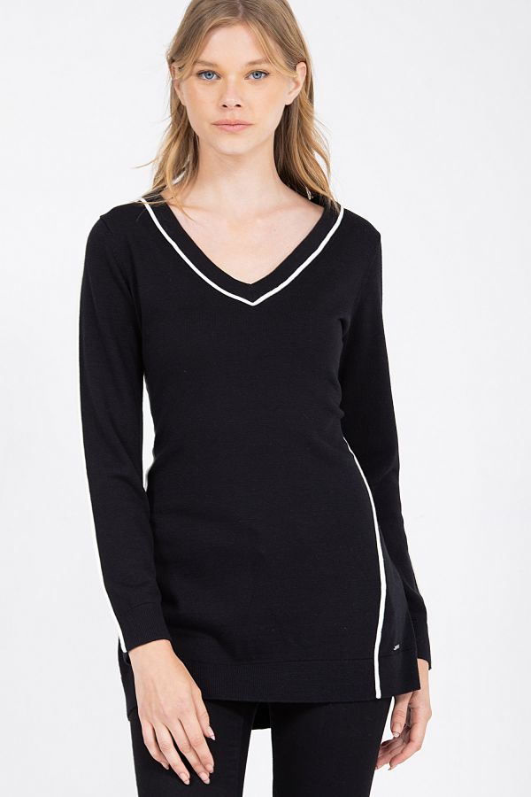 סריג עם מפתח צוואר וי בשילוב פסים