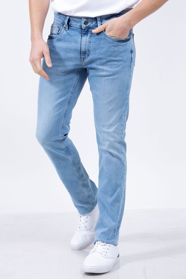 מכנסי ג’ינס בגזרת SLIM FIT סטרץ’ בשטיפה בהירה