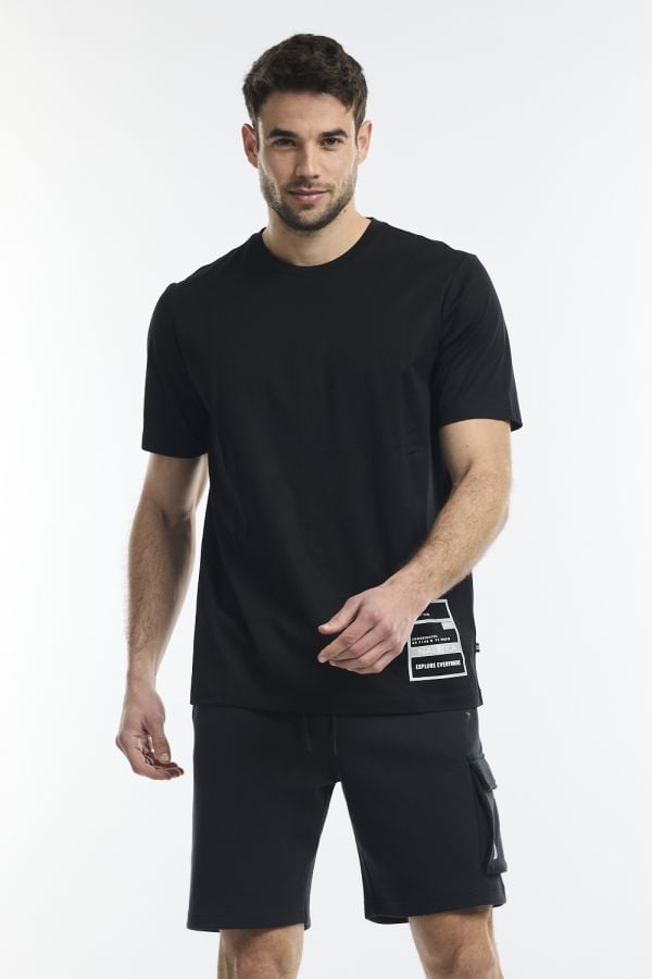 חולצה טי שירט עם עיצוב ”תווית” לגבר