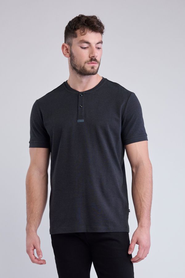 טי שירט Nautica קצרה לגברים עם כפתורים בחזה