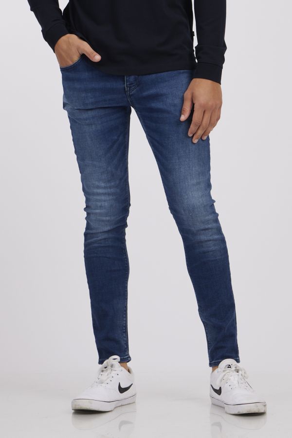 ג’ינס בגזרת סקיני