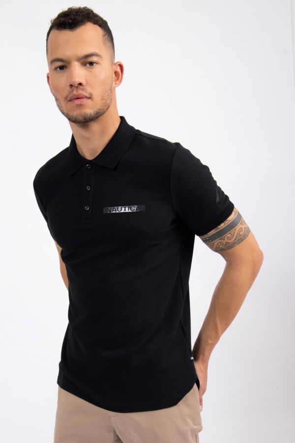 חולצת פולו עם לוגו בחזית