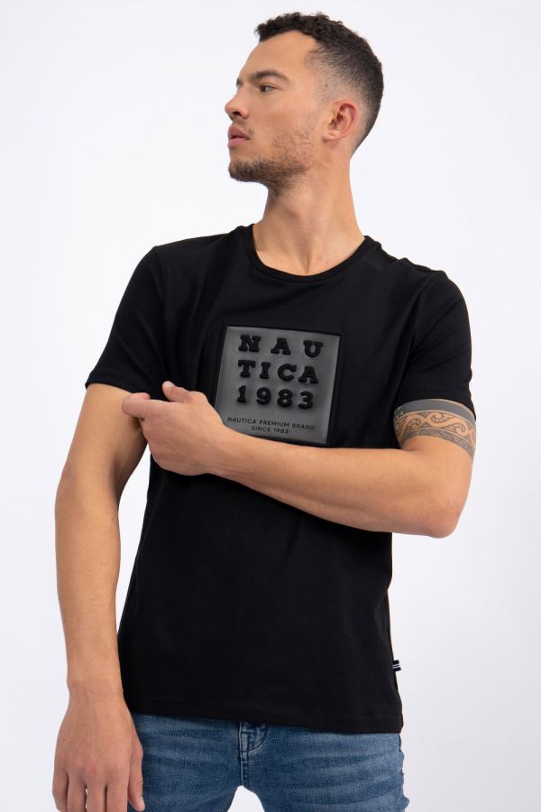 טי שירט עם לוגו מובלט בריבוע