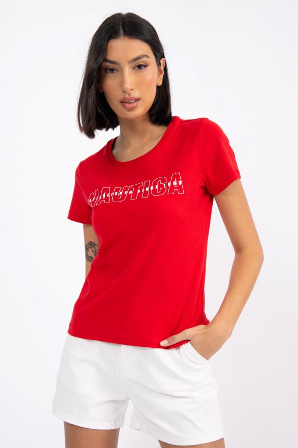 טי שירט עם לוגו וכיתוב בחזית